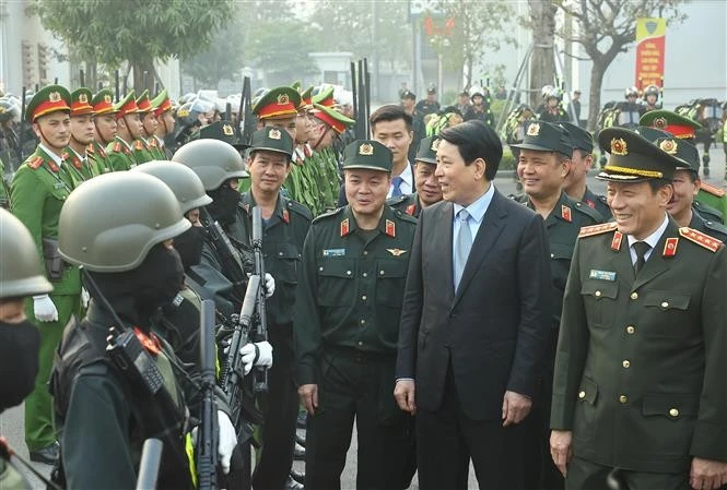 State President Luong Cuong visits mobile police officers and soldiers (Photo: VNA)