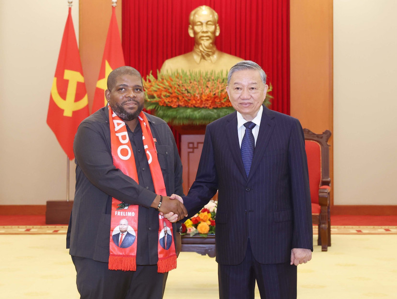 General Secretary of the Communist Party of Vietnam (CPV) Central Committee To Lam (right) and Secretary General of the ruling Mozambique Liberation Front (FRELIMO) Party Chakil Aboobabcar. (Photo: VNA)