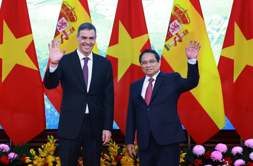 PM Pham Minh Chinh (R) and his Spanish counterpart Pedro Sánchez in Hanoi in April. (Photo: VNA)