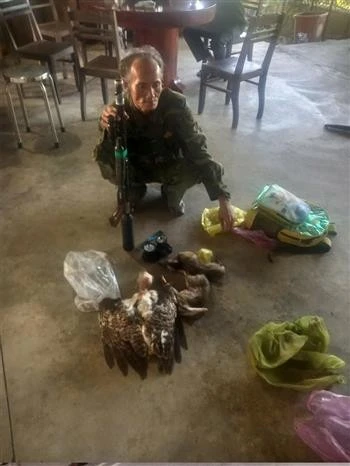 The poacher, Tran Van Binh, 57 years old, residing in Tan Nam hamlet, Tan Binh commune, Tan Bien district, was found with a homemade gun and three poached animals. (Photo: broadcast by VNA)