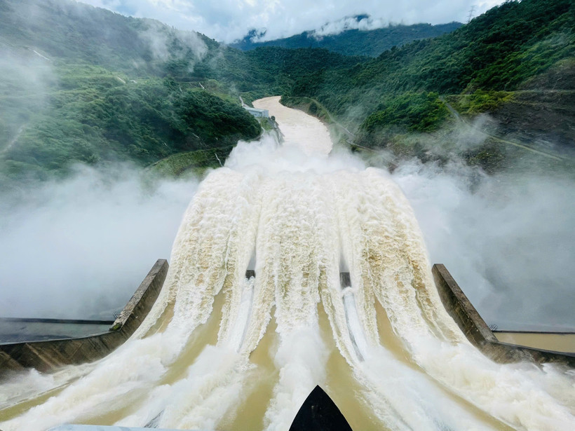 The Ban Ve Hydropower Reservoir flexibly regulates water discharge to reduce downstream flooding. (Photo: VNA)