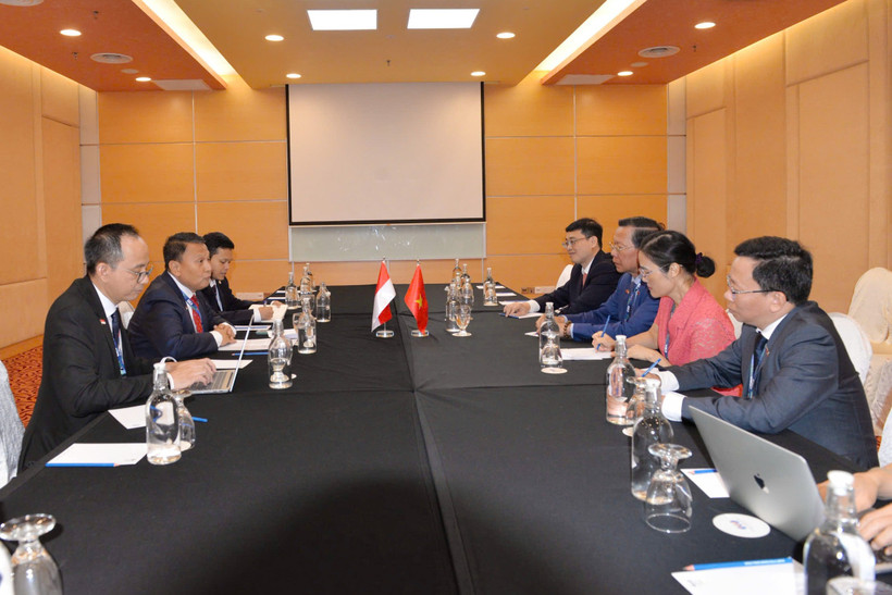 The meeting between Chairman of the Vietnamese National Assembly’s Committee for Economic and Financial Affairs Phan Van Mai (third, right) and Mardani Ali Sera, head of the Indonesian delegation and Chair of the House of Representatives' Inter-Parliamentary Cooperation Body (BKSAP) takes place on the sidelines of the 46th General Assembly of the ASEAN Inter-Parliamentary Assembly (AIPA-46) in Kuala Lumpur, Malaysia. (Photo: daibieunhandan.vn)