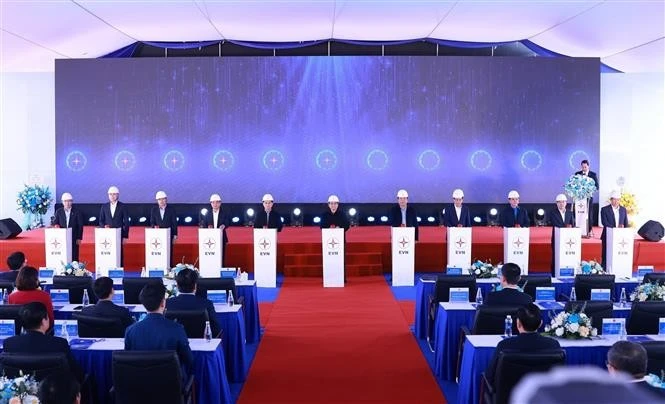 Prime Minister Pham Minh Chinh and delegates launch the construction of the 500 kV Lao Cai – Vinh Yen transmission line project (Photo: VNA)