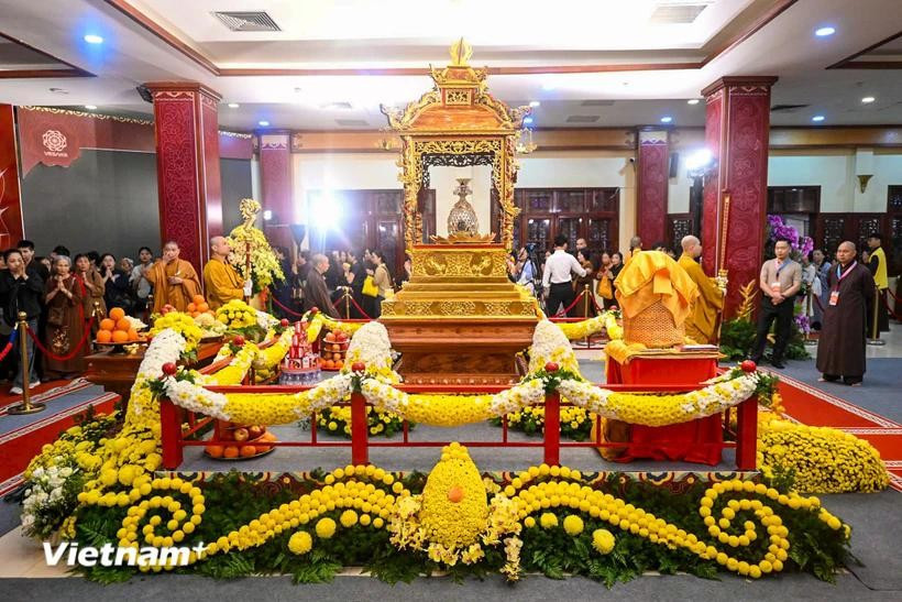 The area housing the Buddha’s relics at Quan Su Pagoda in Hanoi is solemnly arranged, creating a sacred and tranquil atmosphere. (Photo: VietnamPlus)