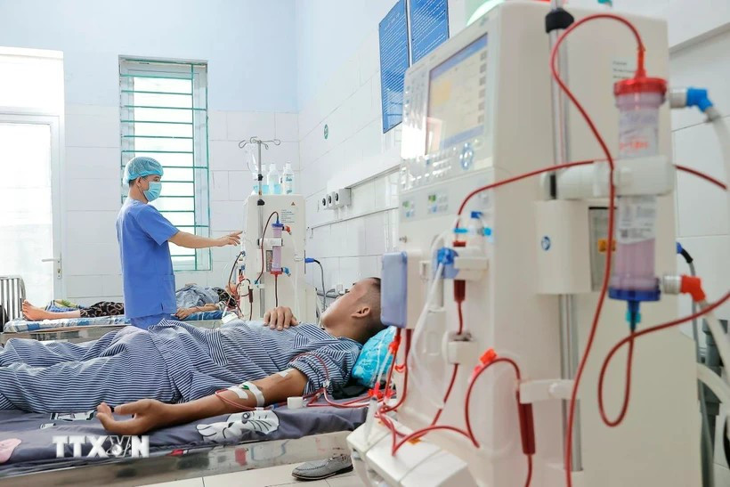 Patients receive hemodialysis at Ha Giang provincial General Hospital. (Photo: VNA)
