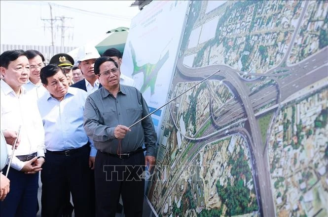 Prime Minister Pham Minh Chinh inspects the construction of Tan Van intersection of the Ho Chi Minh City's Ring Road 3 through Binh Duong province. (Photo: VNA)