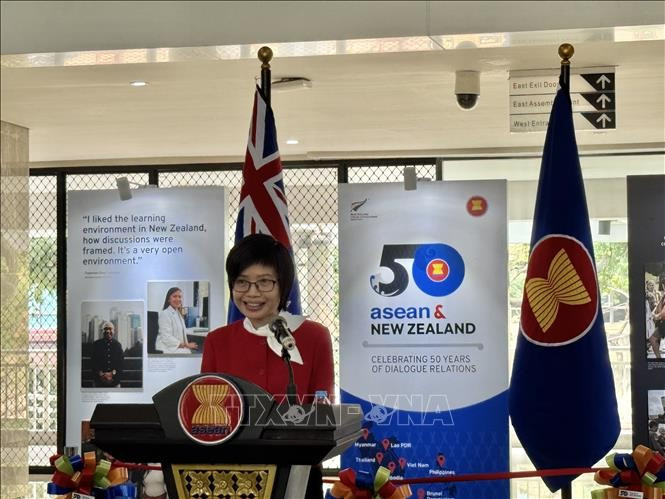 Ambassador Ton Thi Ngoc Huong, Permanent Representative of Vietnam to ASEAN, speaks at the opening ceremony of the photo exhibition (Photo: VNA).