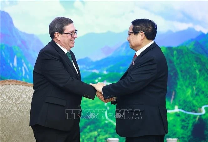 Prime Minister Pham Minh Chinh (R) receives Cuban Minister of Foreign Affairs Bruno Rodríguez Parrilla (Photo: VNA)