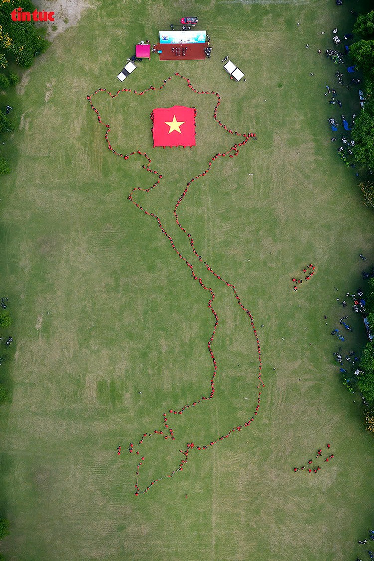 One of the festival’s highlights is a formation of the map of Vietnam by more than 1,000 yoga practitioners (Photo: VNA)