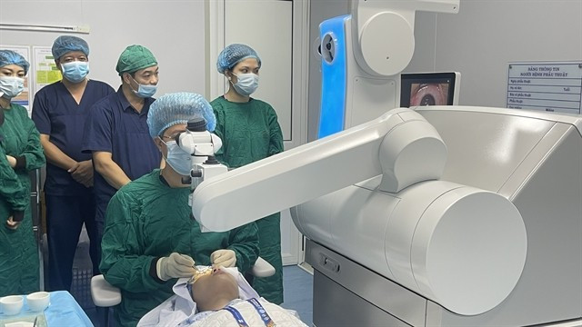 Ophthalmologists perform eye surgery at the Central Eye Hospital in Hanoi. (Photo courtesy of the hospital)