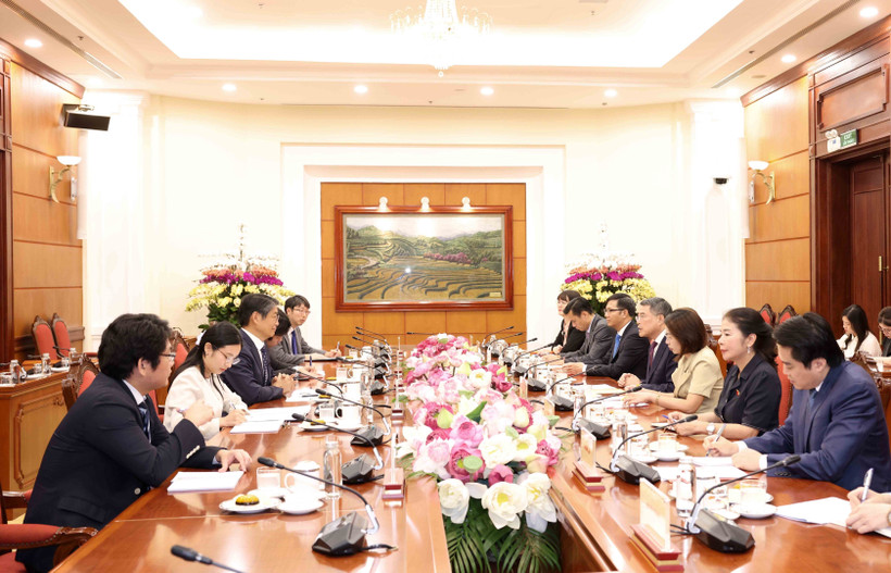 Politburo member, Secretary of the Party Central Committee and Chairman of its Organisation Commission Le Minh Hung (fourth, right) and Japanese Ambassador to Vietnam Ito Naoki (third, left). (Photo: VNA)