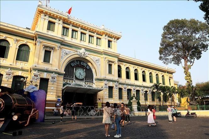 Tourists visit Ho Chi Minh City's central post office. (Photo: VNA)