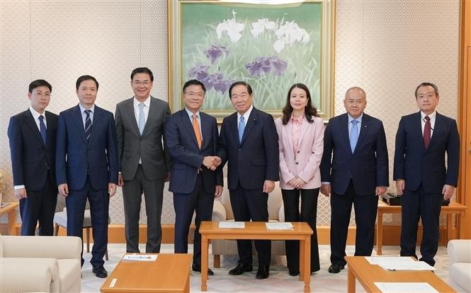 Deputy Prime Minister Le Thanh Long (fourth, left) meets with Nukaga Fukushiro, Speaker of the House of Representatives of Japan. (Photo: VNA)