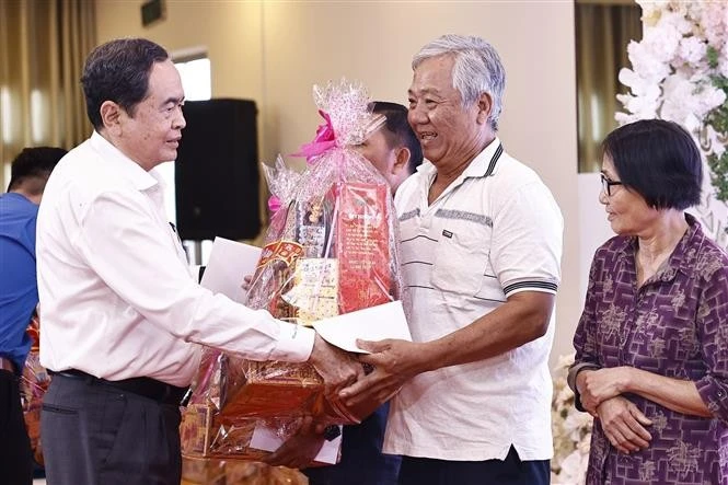 NA Chairman Tran Thanh Man presents Tet gifts to residents in Tan An ward of Ninh Kieu district, Can Tho city, on January 20. (Photo: VNA)