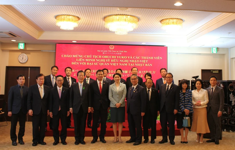 Officials of the Vietnamese Embassy in Japan and a delegation from the Japan - Vietnam Friendship Parliamentary Alliance pose for a group photo. (Photo: VNA)
