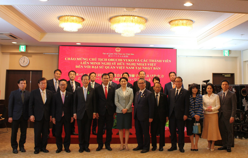 Officials of the Vietnamese Embassy in Japan and a delegation from the Japan - Vietnam Friendship Parliamentary Alliance pose for a group photo. (Photo: VNA)
