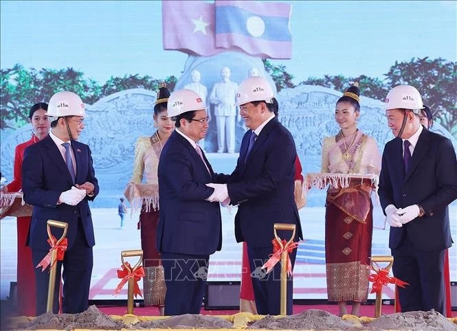 Prime Minister Pham Minh Chinh (second, left, front) and his Lao counterpart Sonexay Siphandone (second, right) break the ground for the Laos - Vietnam Friendship Park in Vientiane on January 10. (Photo: VNA)