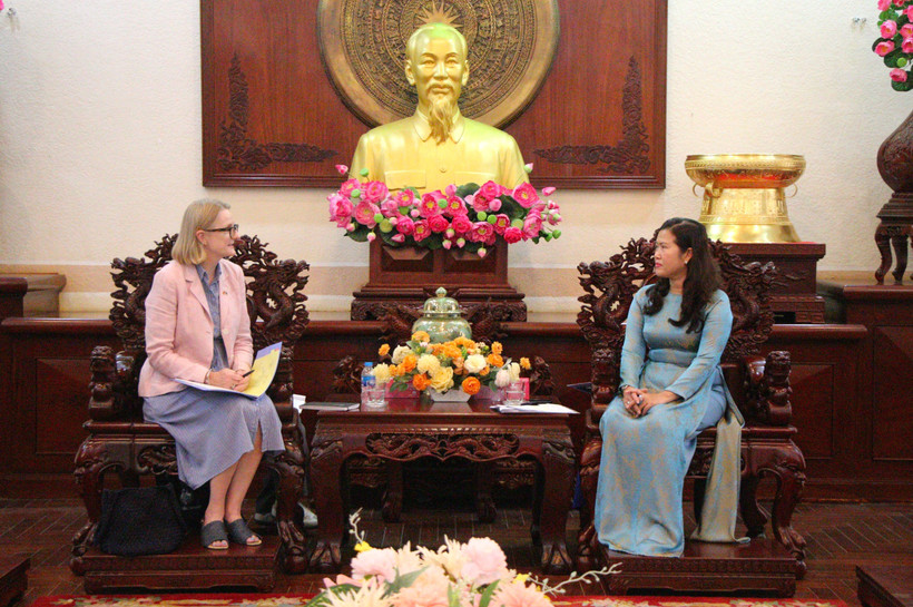Sarah Hooper (left), Australian Consul General in Ho Chi Minh City, at a meeting with Vice Chairwoman of the Can Tho People’s Committee Nguyen Thi Ngoc Diep (Photo: VNA) 