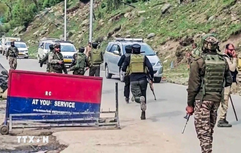 Indian security officers are deployed to the scene of the deadly terrorist attack in Northern India. (Photo: VNA) 