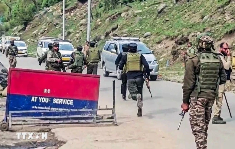 Indian security officers are deployed to the scene of the deadly terrorist attack in Northern India. (Photo: VNA) 