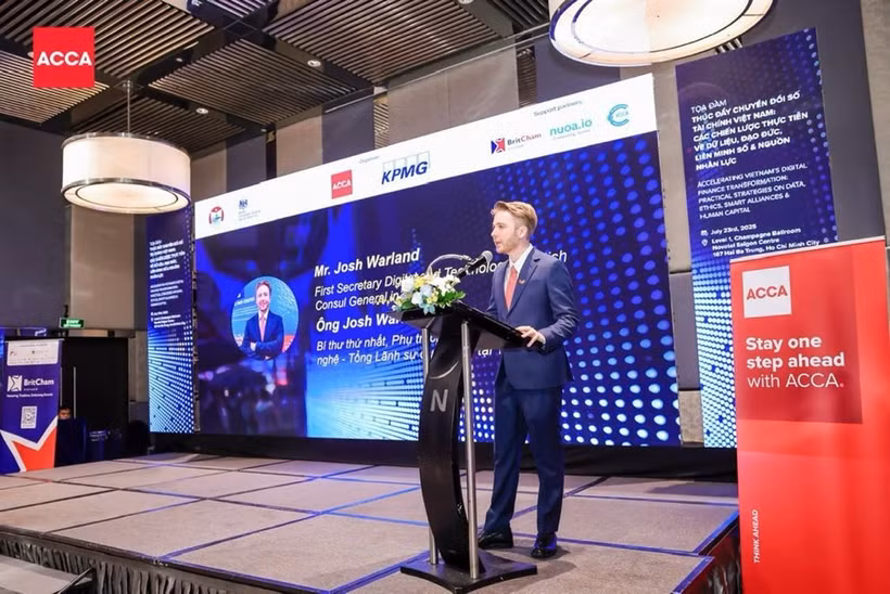 Josh Warland, First Secretary for Digital Economy and Technology at the British Consulate General in Ho Chi Minh City, speaks at the event. (Photo: VNA)