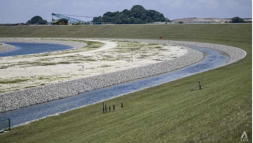 A 10km-long coastal dike along Singapore's first polder at the tip of Pulau Tekong (Photo: https://www.channelnewsasia.com/)
