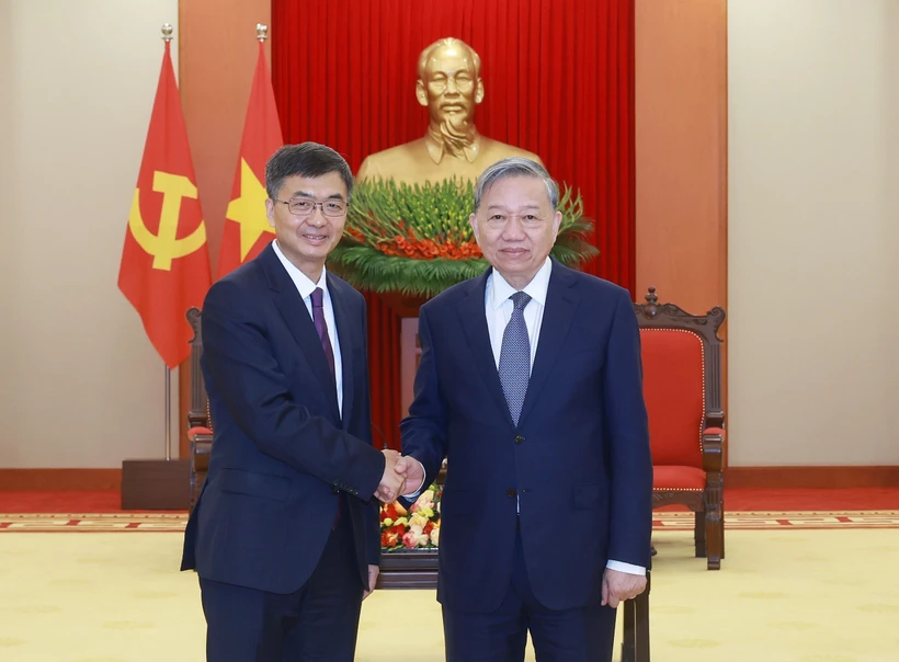 General Secretary of the Communist Party of Vietnam Central Committee To Lam receives Chen Gang, member of the Communist Party of China (CPC) Central Committee, Secretary of the CPC Committee of the Guangxi Zhuang Autonomous Region (Photo: VNA)