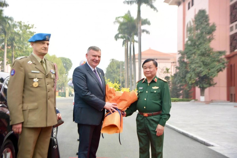 Deputy Defence Minister Sen. Lt. Gen. Hoang Xuan Chien welcomes Polish counter part Pawel Bejda. (Photo: VNA)