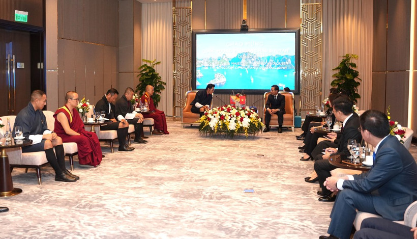 Chairman of the Quang Ninh provincial People’s Committee Pham Duc An (right) and King Jigme Khesar Namgyel Wangchuck of Bhutan at their meeting on August 21. (Photo: baoquangninh.vn)