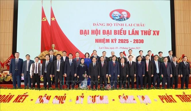 General Trinh Van Quyet, Secretary of the Party Central Committee and Director of the General Department of Politics of the Vietnam People’s Army, poses for a group photo with leaders of Lai Chau province. (Photo: VNA)