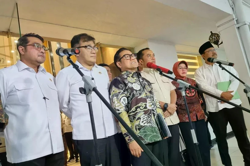 Coordinating Minister for Community Empowerment, Abdul Muhaimin Iskandar (third from the left), issuing a statement after a meeting with some ministers in Jakarta on January 30, 2025. (Photo: ANTARA)