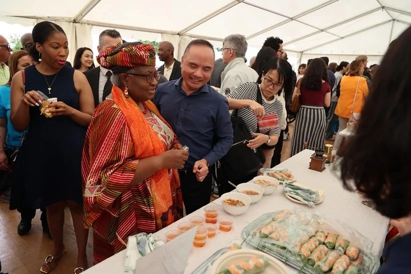 Minister Counsellor Le Dinh Ba introduces Vietnamese stall to WTO Director-General Ngozi Okonjo-Iweala at WTO Open Day 2024 (Photo: VNA)