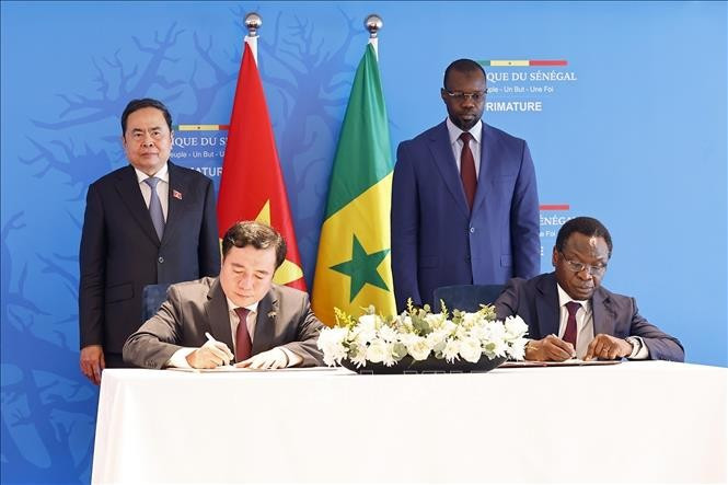 Vietnamese National Assembly Chairman Tran Thanh Man (left, back) and Senegalese Prime Minister Ousmane Sonko witness the signing of a memorandum of understanding on rice trading between the two countries (Photo: VNA)