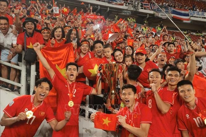Vietnamese football players and fans celebrate their ASEAN Cup 2024 victory. (Photo: VNA)