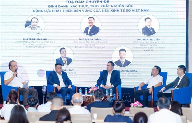 Delegates share their insights at the seminar titled "Verification and Traceability – A Driver for Vietnam’s Sustainable Digital Economy". (Photo: VNA)