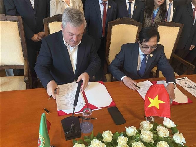 Representatives of Dong Nai province and Vila Nova de Gaia city of Portugal sign a memorandum of understanding. (Photo: VNA)
