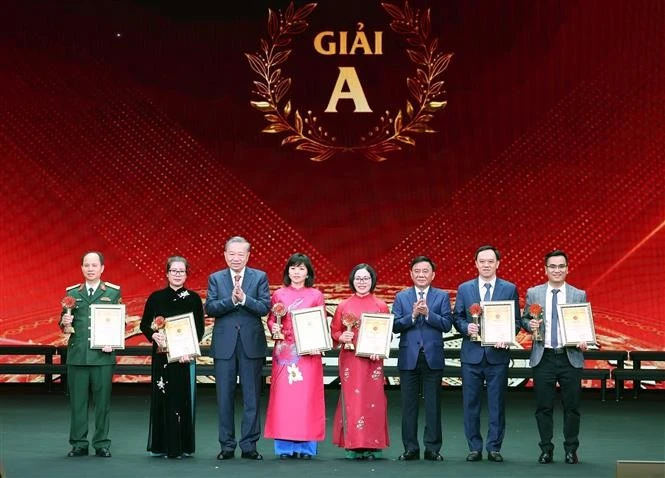 Party General Secretary To Lam (third from left) and Tran Cam Tu (third from right), Politburo member, permanent member of the Party Central Committee's Secretariat and Chairman of the Party Central Committee's Inspection Commission, present Prize A to winners. (Photo: VNA)