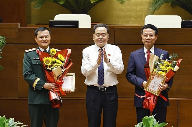 NA Chairman Tran Thanh Man (centre) presents the "For the Cause of the Vietnamese National Assembly" insignias to Minister of Science and Technology Nguyen Manh Hung (L) and Chairman and General Director of the Viettel Military Industry and Telecoms Group Tao Duc Thang. (Photo: VNA)