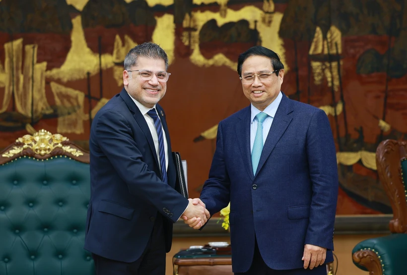 PM Pham Minh Chinh (R) and Chairman and General Director of AstraZeneca Vietnam Nitin Kapoor (Photo: VNA)