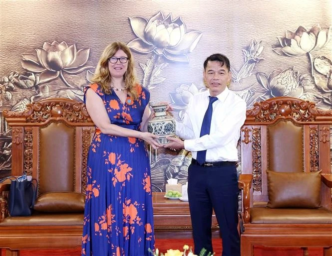 Deputy head of the Party Central Committee’s Commission for Information and Education, and Mass Mobilisation Vu Thanh Mai (right) and UNICEF in Vietnam Representative Silvia Danailov. (Photo: VNA) 