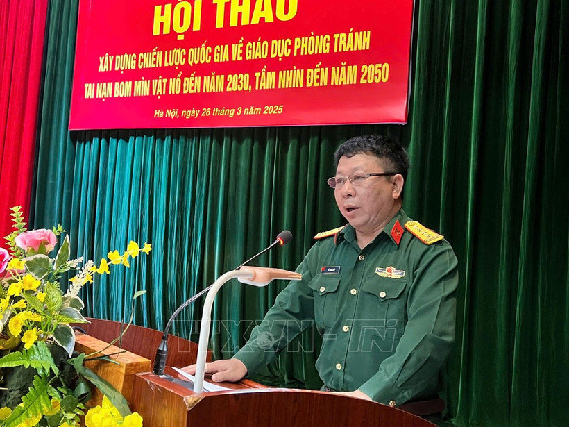 Colonel Le Quang Hop, VNMAC Deputy General Director, speaks at the seminar. (Photo: VNA)