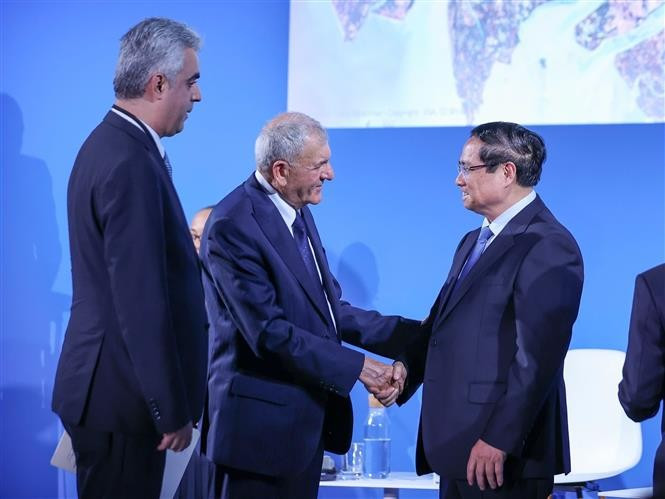 Prime Minister Pham Minh Chinh (R) shakes hands with Iraqi President Abdul Latif Rashid at the Deltas of the World Summit in Nice, France, on June 9. (Photo: VNA)