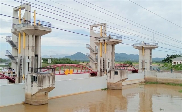 An Giang province closes the Tra Su Sluice to block flooding, helping downstream farmers complete harvest of their summer-autumn rice and begin sowing the autumn-winter crop on schedule. (Photo: VNA)