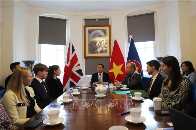 Vietnamese Ambassador to the UK Do Minh Hung (centre) delivers the opening remarks at the the workshop in London on June 9. (Photo: VNA)