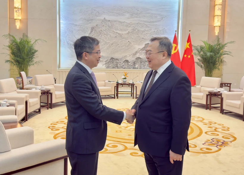 Vietnamese Ambassador to China Pham Thanh Binh (L) and Liu Jianchao, head of the International Department of the Communist Party of China Central Committee at their meeting in Beijing on February 18 (Photo: VNA)