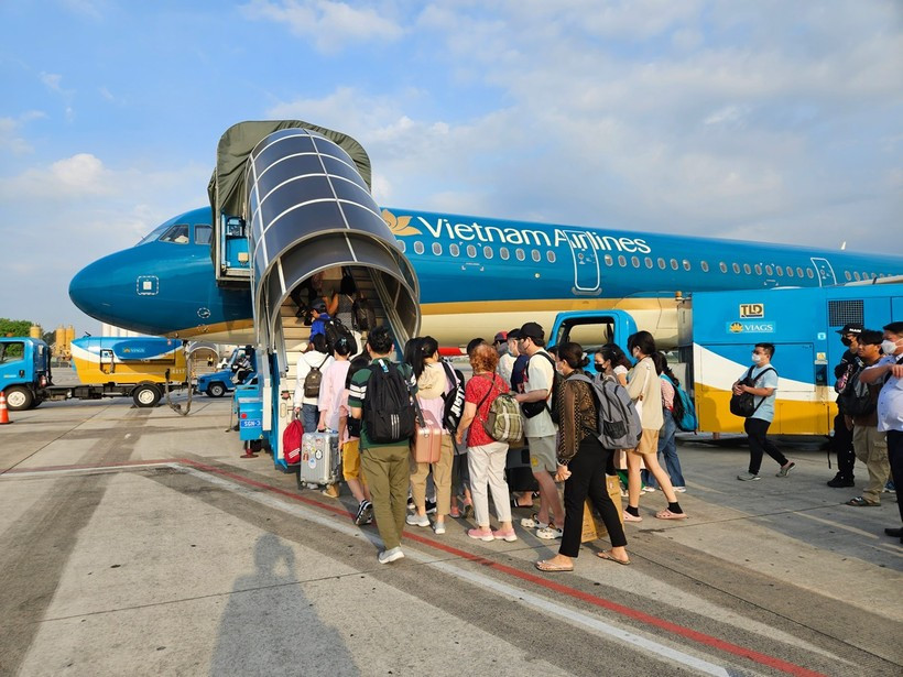 Passengers board a Vietnam Airlines flight (Photo: VNA)