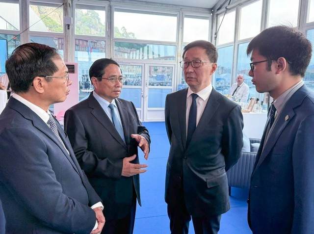 Prime Minister Pham Minh Chinh (2nd from left) and Chinese Vice President Han Zheng (3rd from left) meet on the sidelines of the third United Nations Ocean Conference (UNOC 3) in Nice, France, on June 9.(Photo: VNA)