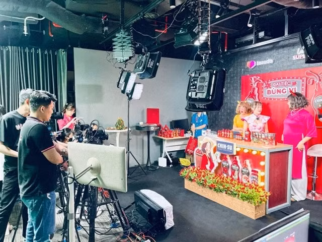 A livestream sales session on TikTok. (Photo: thesaigontimes.vn)