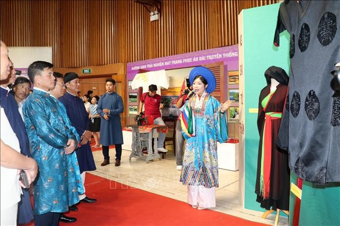 People visit the exhibition at the Quang Ninh Museum. (Photo: VNA)