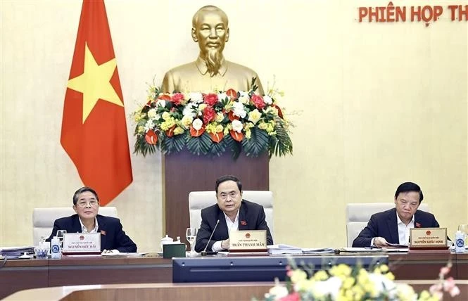 NA Chairman Tran Thanh Man (middle) speaks at the session. (Photo: VNA)